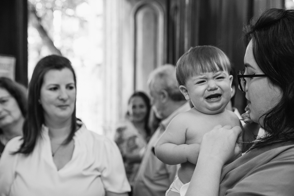 Benjamin chorando durante seu batizado