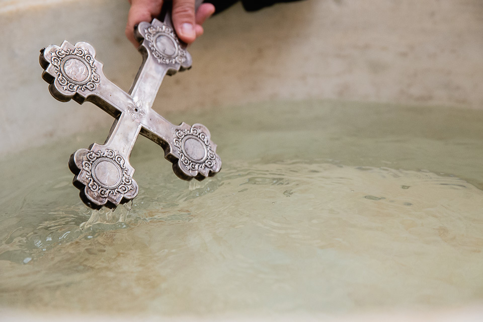 crucifixo na agua do batismo