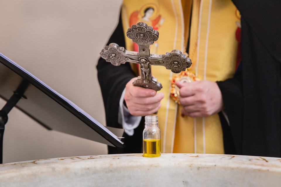 crucifixo usado no batizado benção do oleo