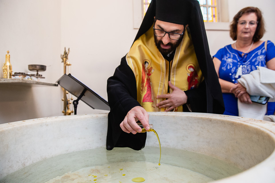 oleo do batismo sendo derramado na agua