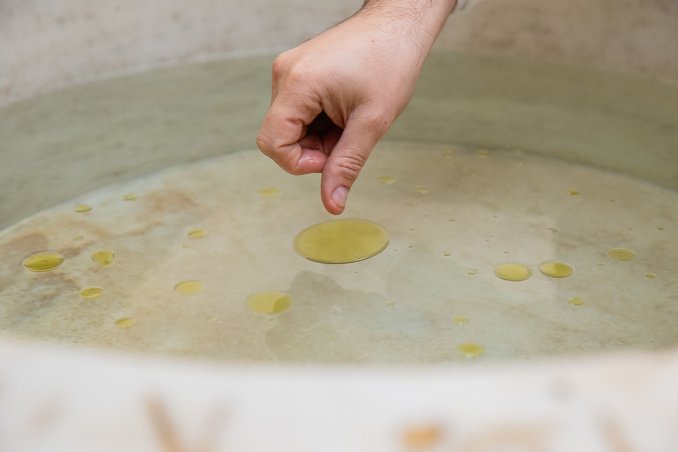 oleo e agua no batismo