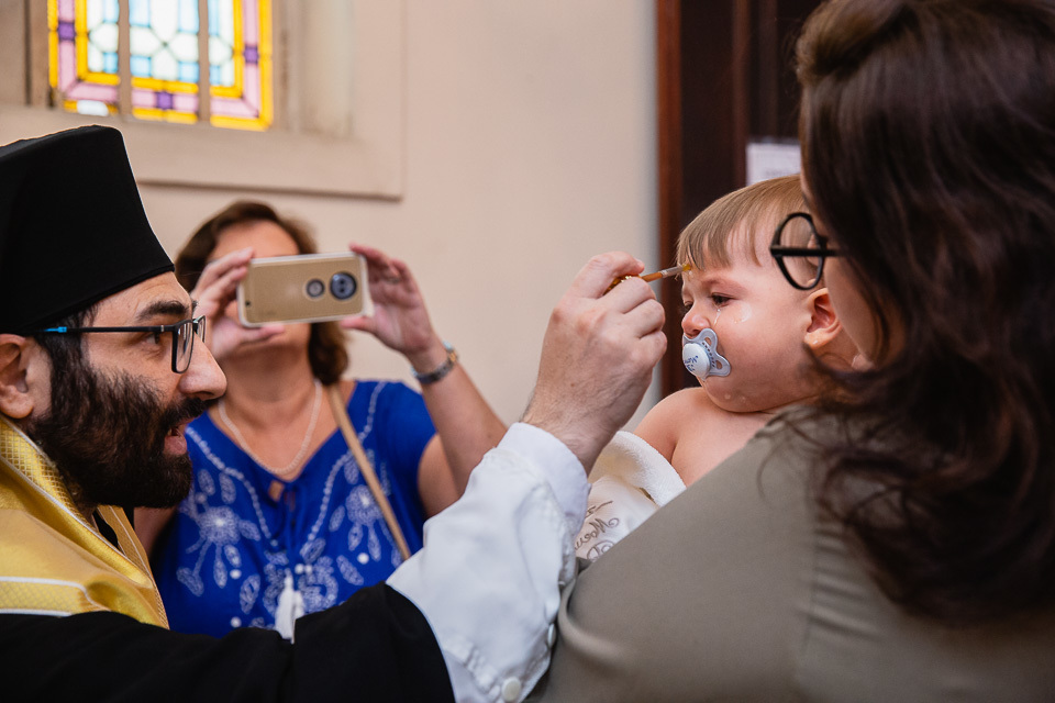 passando o oleo na testa do benjamin