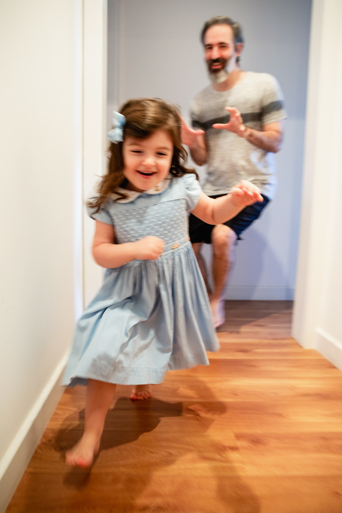 familia urbano cardarelli leite, documental de familia rj, fotografia documental, documental quarentena, correndo do papai, pique pega, logo mau, brincando com o papai, pai e filha