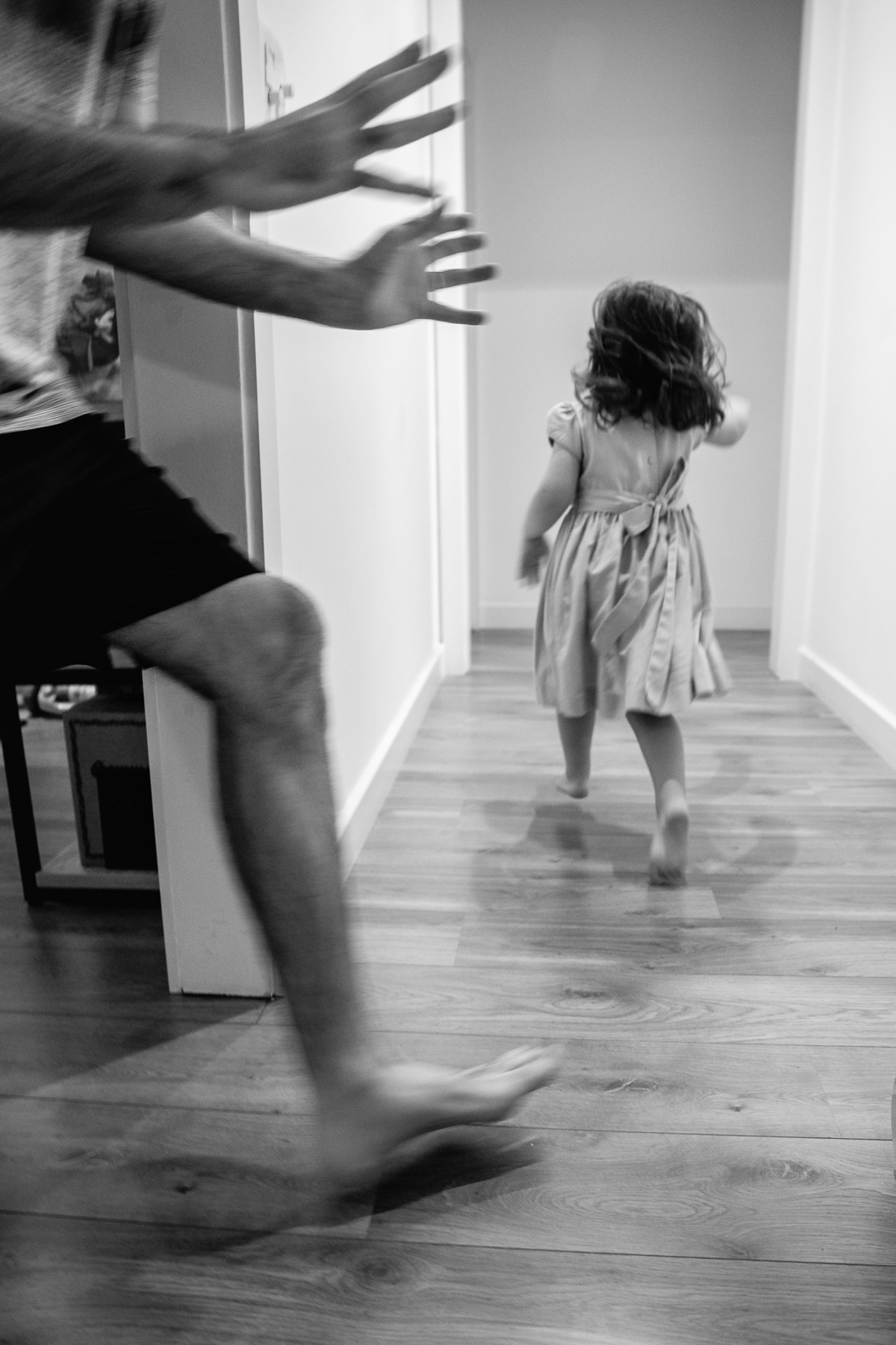 familia urbano cardarelli leite, documental de familia rj, fotografia documental, documental quarentena, correndo do papai, pique pega, logo mau, brincando com o papai, pai e filha,