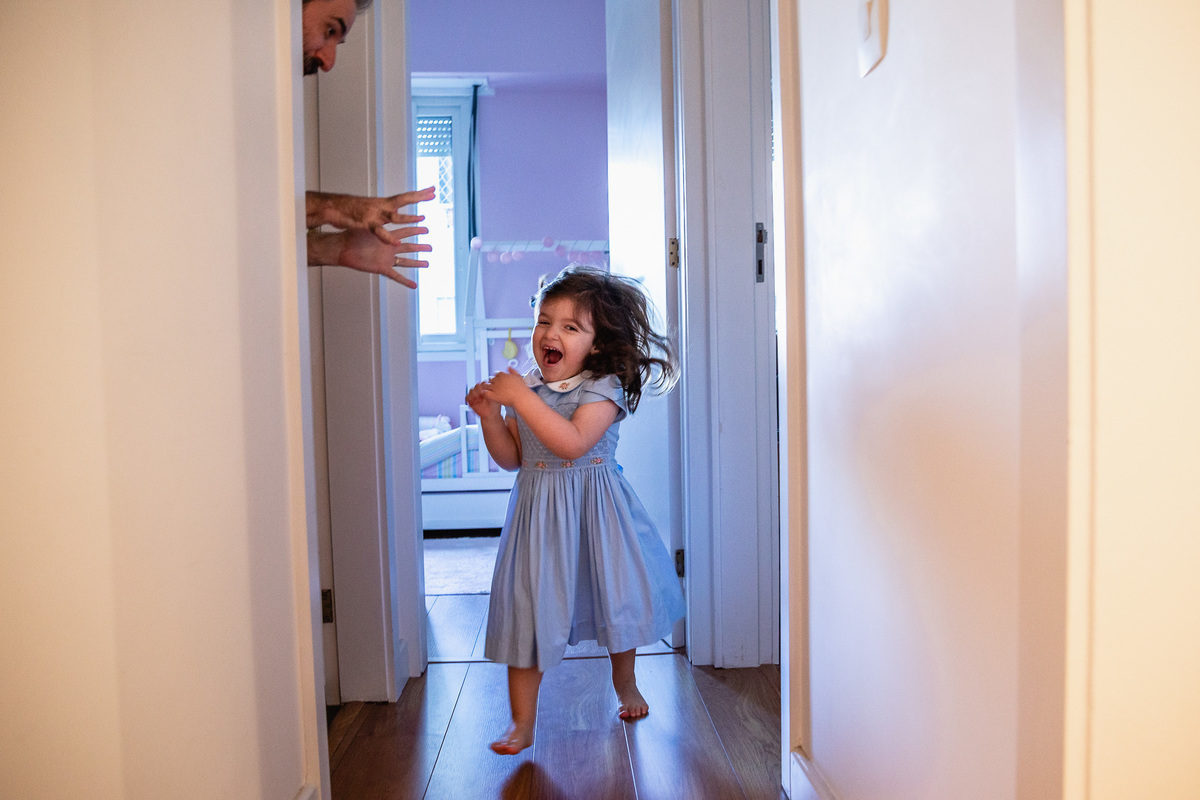 familia urbano cardarelli leite, documental de familia rj, fotografia documental, documental quarentena, correndo do papai, pique pega, logo mau, brincando com o papai, pai e filha, susto