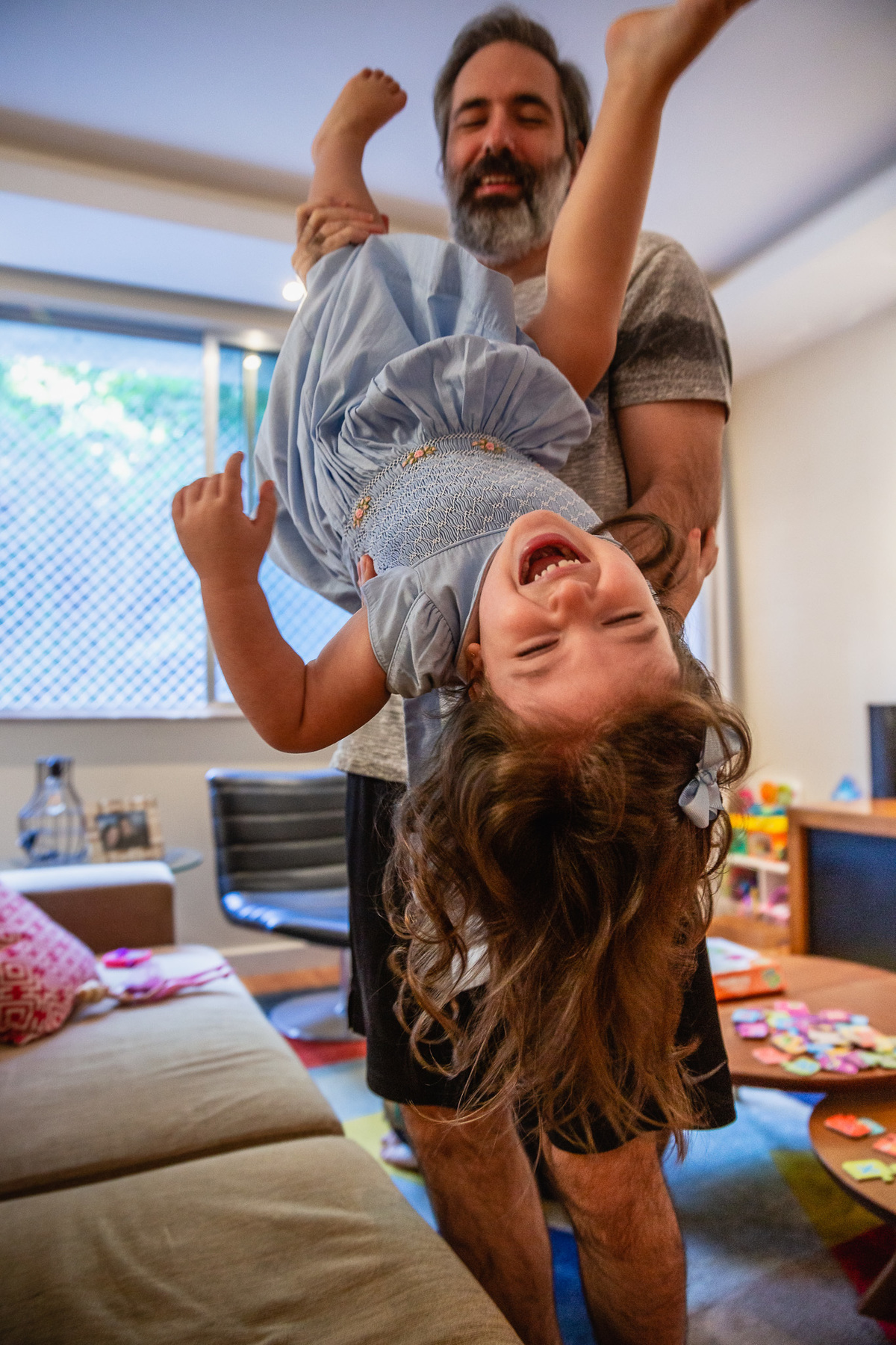 familia urbano cardarelli leite, documental de familia rj, fotografia documental, documental quarentena,correndo do papai, pique pega, logo mau, brincando com o papai, pai e filha, cabeça para baixo