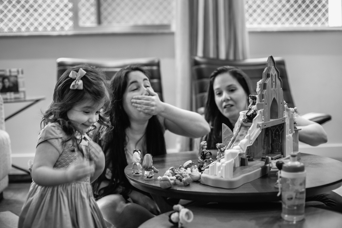 familia urbano cardarelli leite, documental de familia rj, fotografia documental, documental quarentena, brincando de boneca, caiu tudo, mamae e titia, brincando em casa,