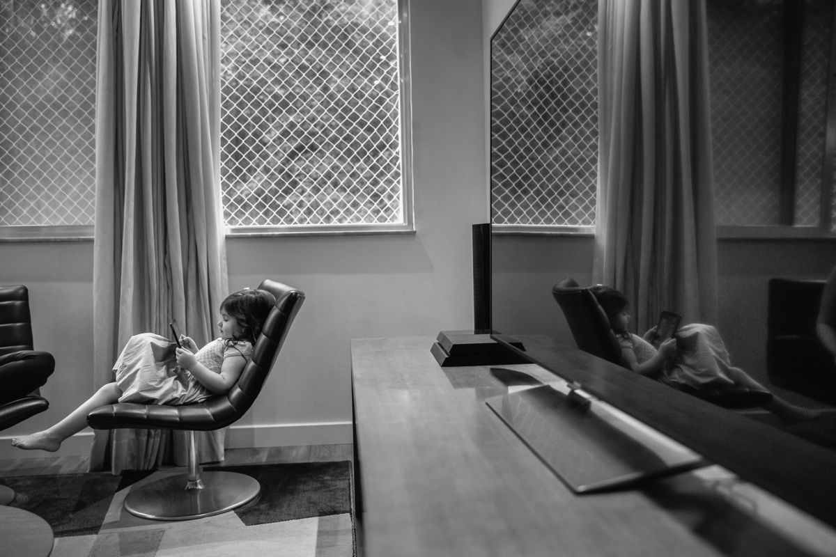 familia urbano cardarelli leite, documental de familia rj, fotografia documental, documental quarentena, reflexo na tv, relaxando em casa, brincadeira digital, relaxando na cadeira,