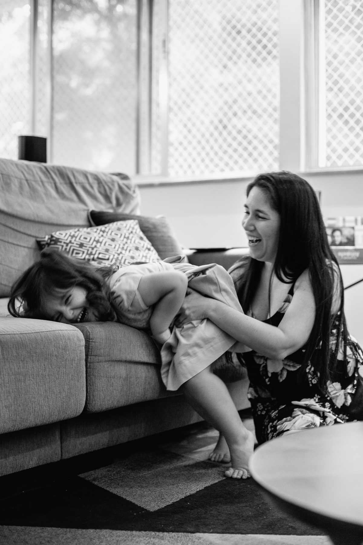 familia urbano cardarelli leite, documental de familia rj, fotografia documental, documental quarentena, titia agarra mesmo, brincando com a titia, cosquinha, sorrisos em familia, 