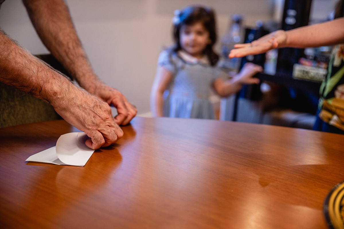familia urbano cardarelli leite, documental de familia rj, fotografia documental, documental quarentena, aviao de papel, vovo fazendo avioes de papel, dobrando papel, como fazer aviao de papel, torpedao,