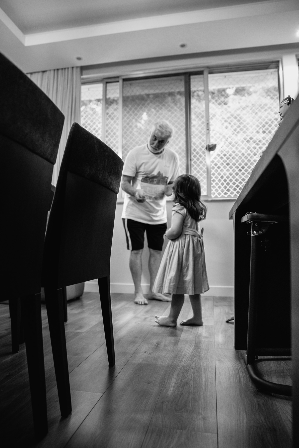 familia urbano cardarelli leite, documental de familia rj, fotografia documental, documental quarentena, ensinando como fazer aviao de papel, vovô, netinha, brincando com vovo em casa, 