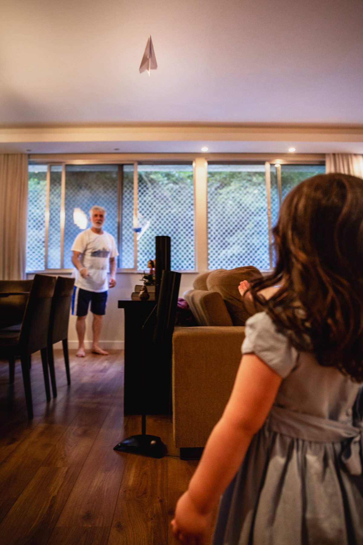 familia urbano cardarelli leite, documental de familia rj, fotografia documental, documental quarentena, aviao de papel, torpedao, jogando aviao de papel