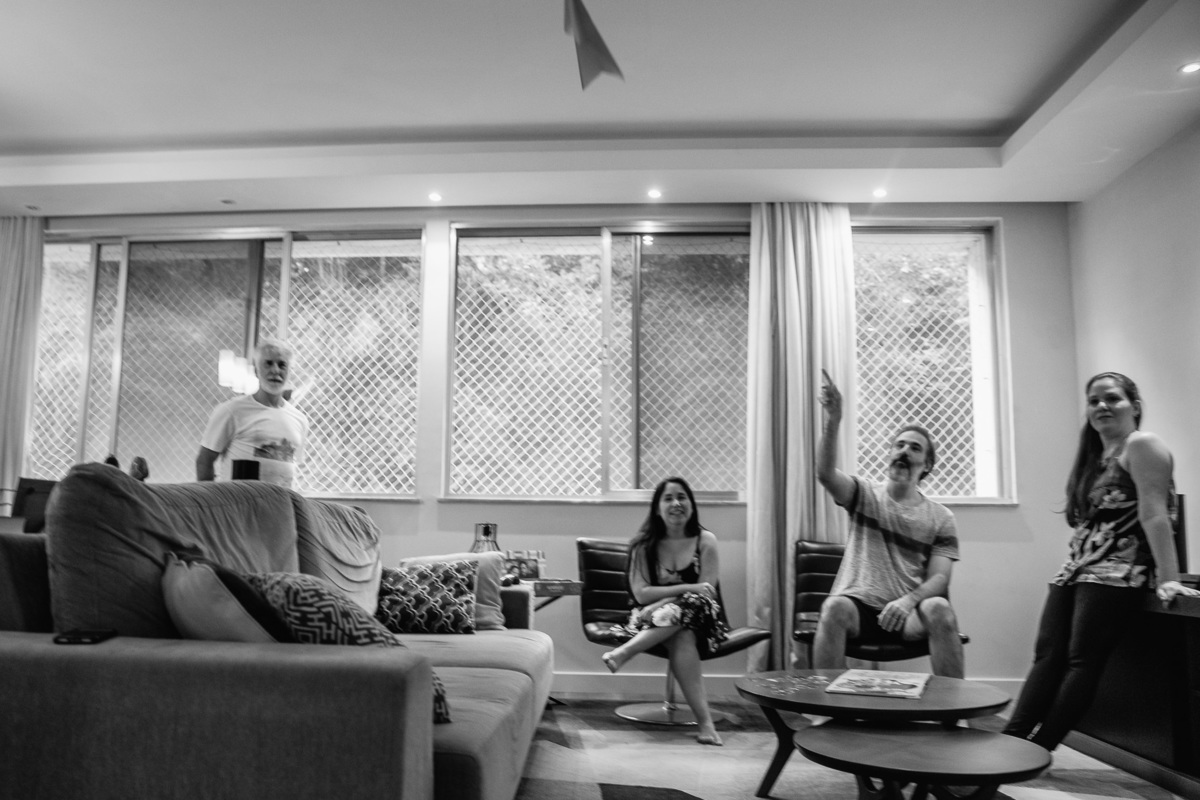 familia urbano cardarelli leite, documental de familia rj, fotografia documental, documental quarentena, familia reunida na sala, aviao de papel