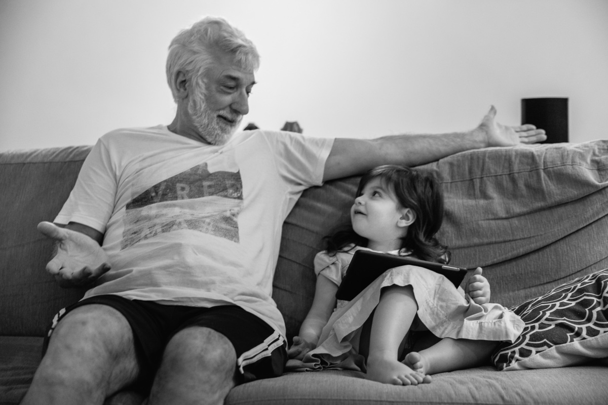 familia urbano cardarelli leite, documental de familia rj, fotografia documental, documental quarentena, foto com o vovo, falando com o vovo, no sofa com o vovo, olhando pro vovo