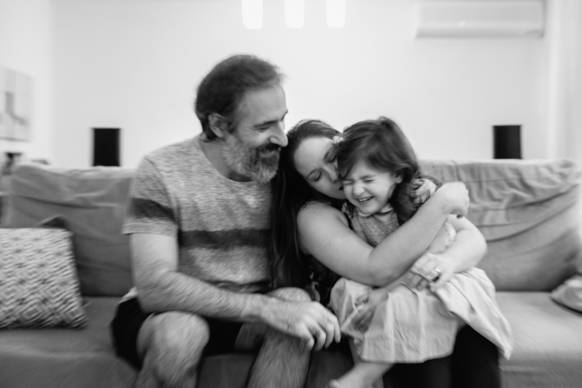 familia urbano cardarelli leite, documental de familia rj, fotografia documental, documental quarentena, papai mamae e bia, abraço apertado, abraço em familia, sorrisos, familia unida, lar doce lar,