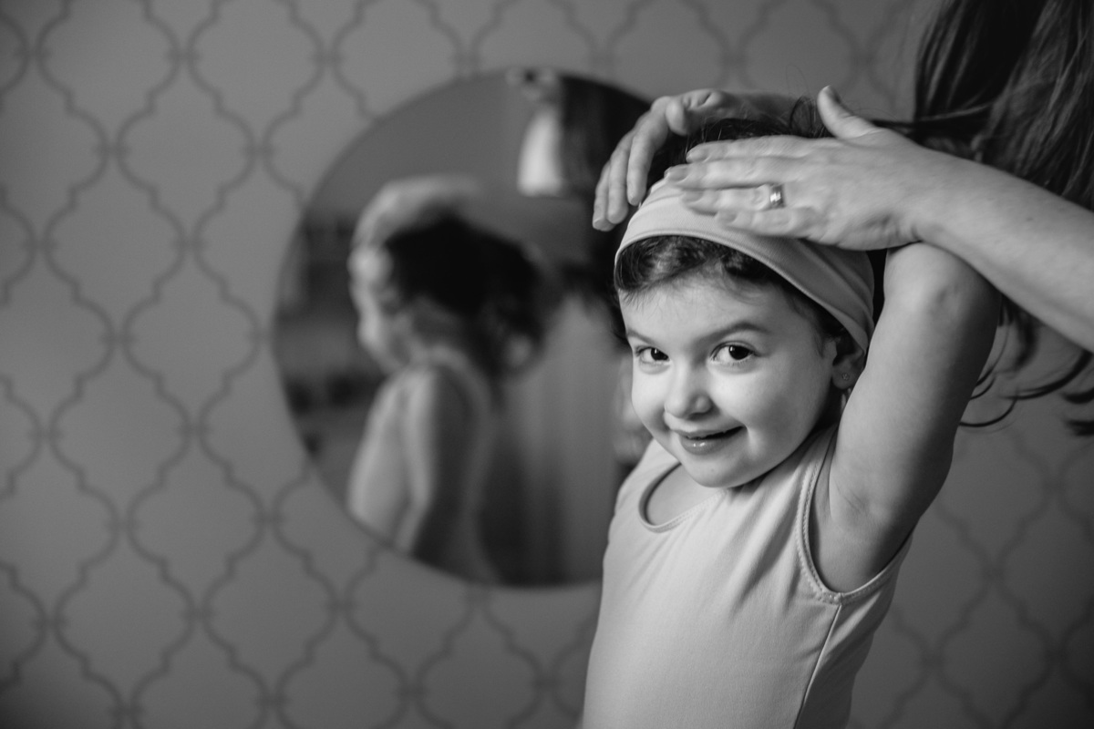 familia urbano cardarelli leite, documental de familia rj, fotografia documental, documental quarentena, se arrumando para o bale, apresentação de bale, no espelho