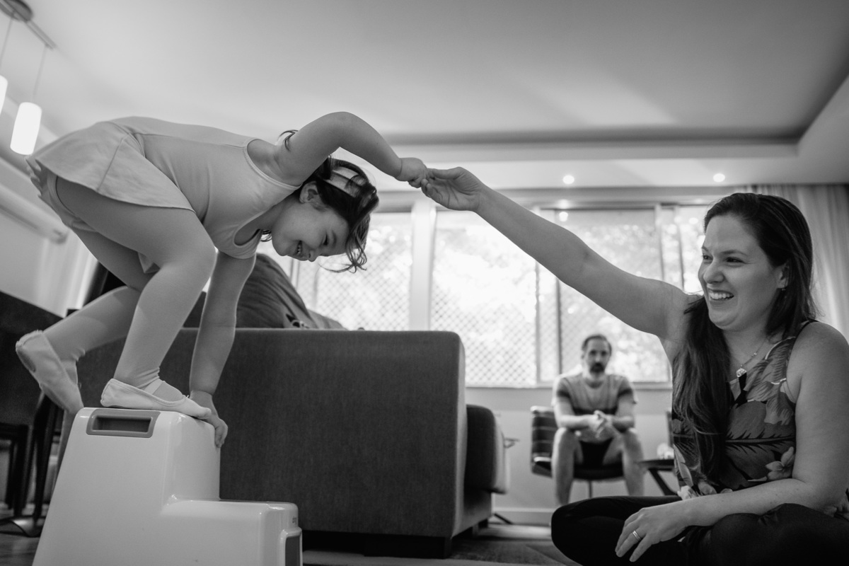 familia urbano cardarelli leite, documental de familia rj, fotografia documental, documental quarentena, apresentaçao de bale em casa, bale em casa