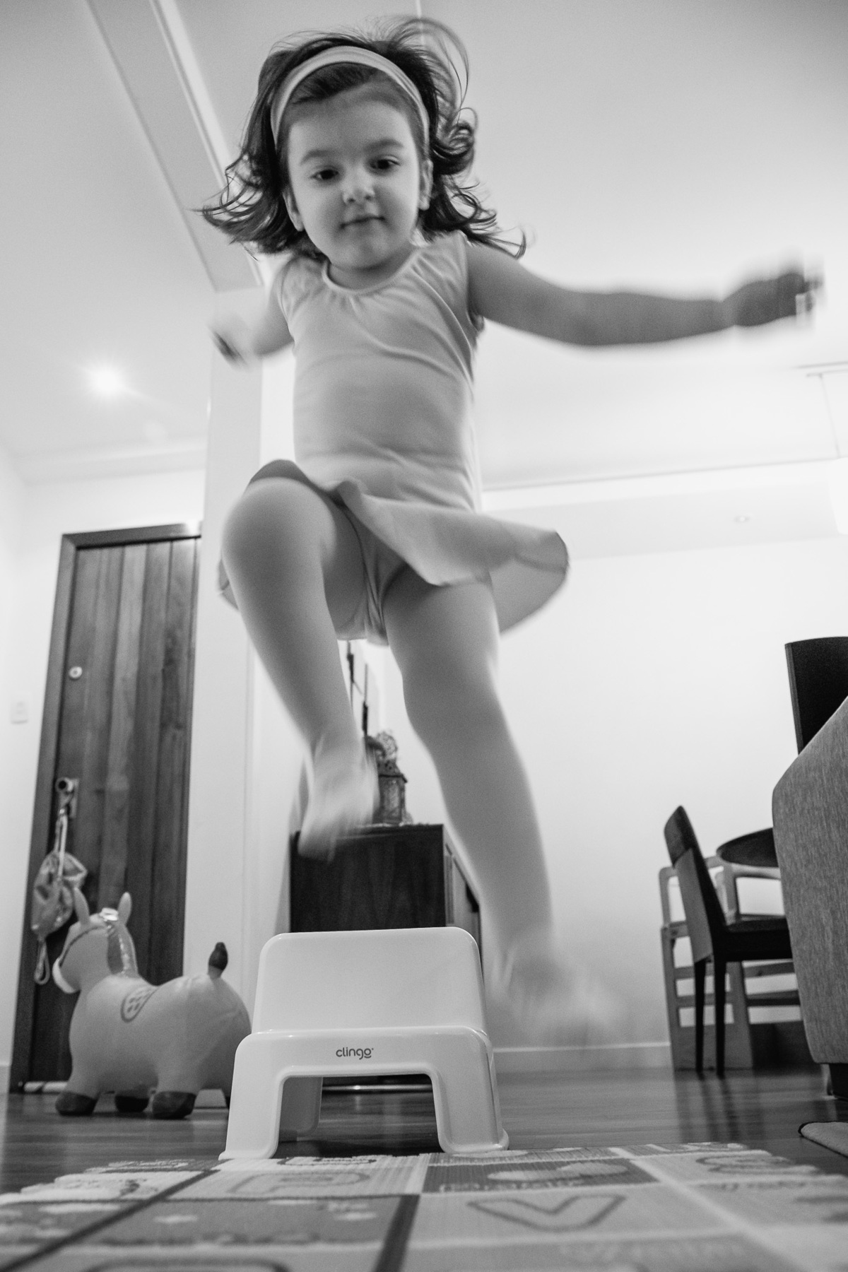 familia urbano cardarelli leite, documental de familia rj, fotografia documental, documental quarentena, salto da bailarina, apresentaçao de bale em casa