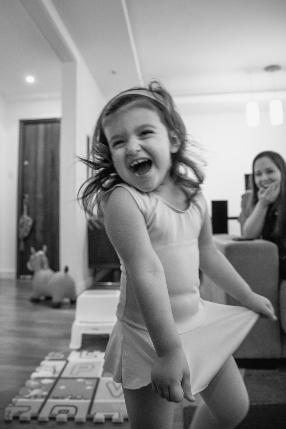 familia urbano cardarelli leite, documental de familia rj, fotografia documental, documental quarentena, bailarina sorridente, diversao em casa, vestida de bailarina