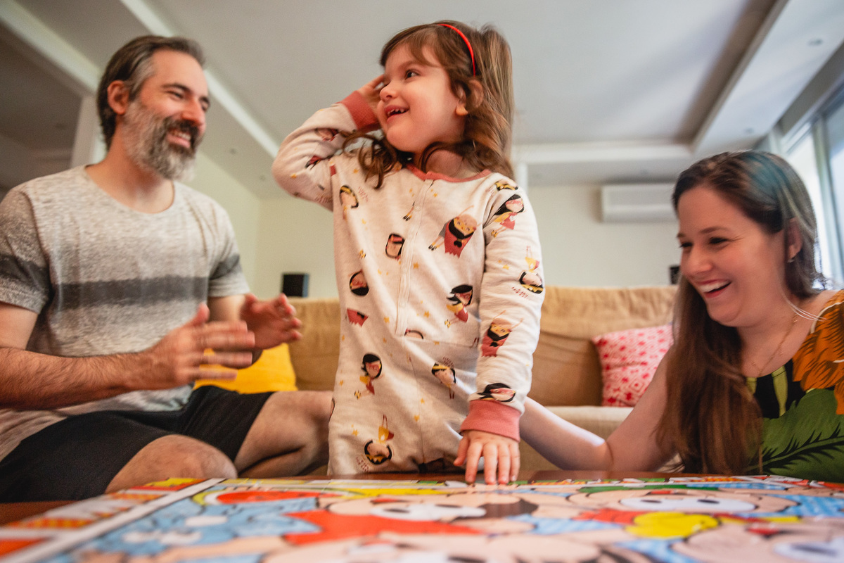 familia urbano cardarelli leite, documental de familia rj, fotografia documental, documental quarentena, brincando de quebra cabeça, quebra cabeça, brincando com os pais na sala, bia