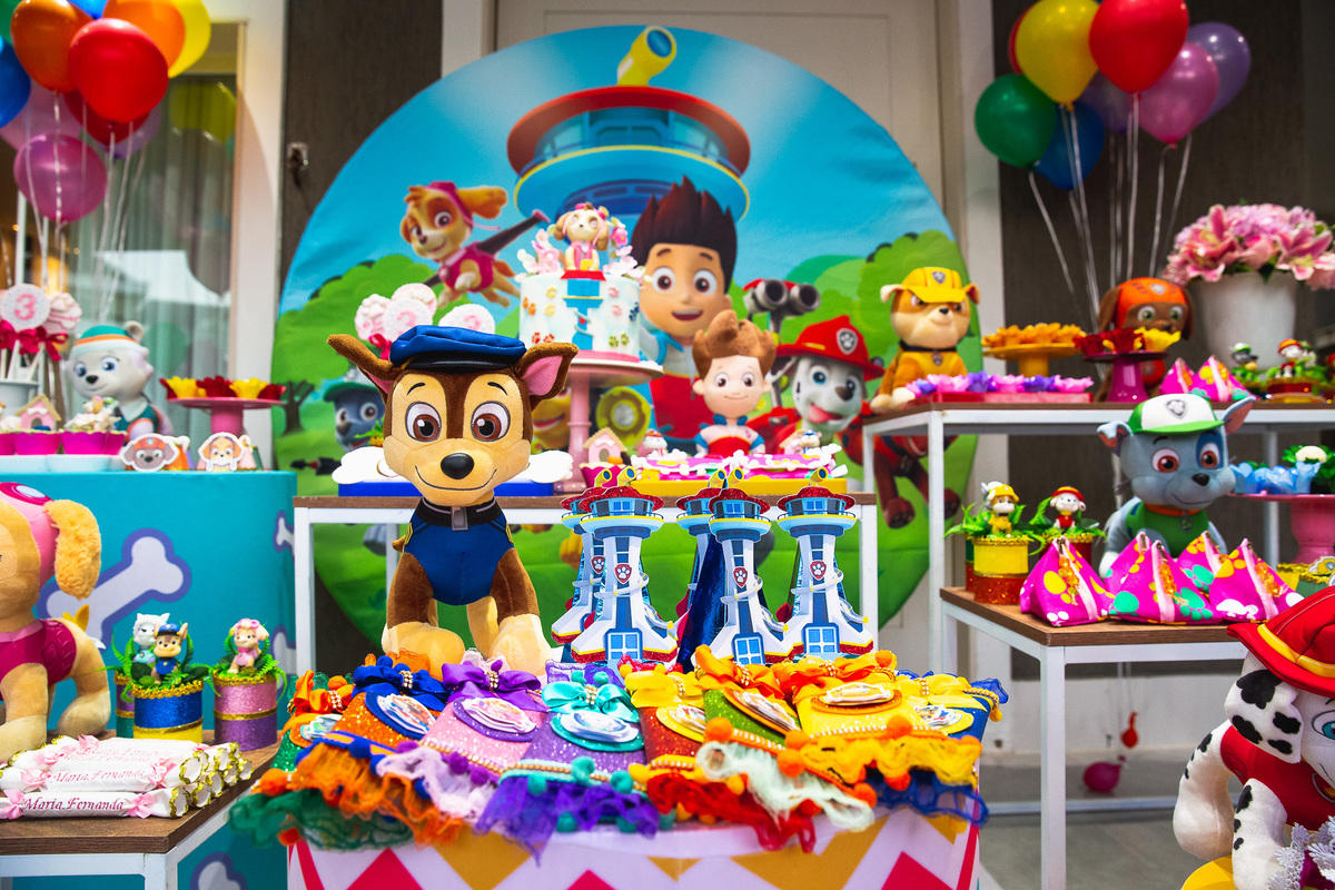 aniversario maria fernanda, tema de aniversario infantil patrulha canina, mesa do bolo, decoraçao infantil feminina