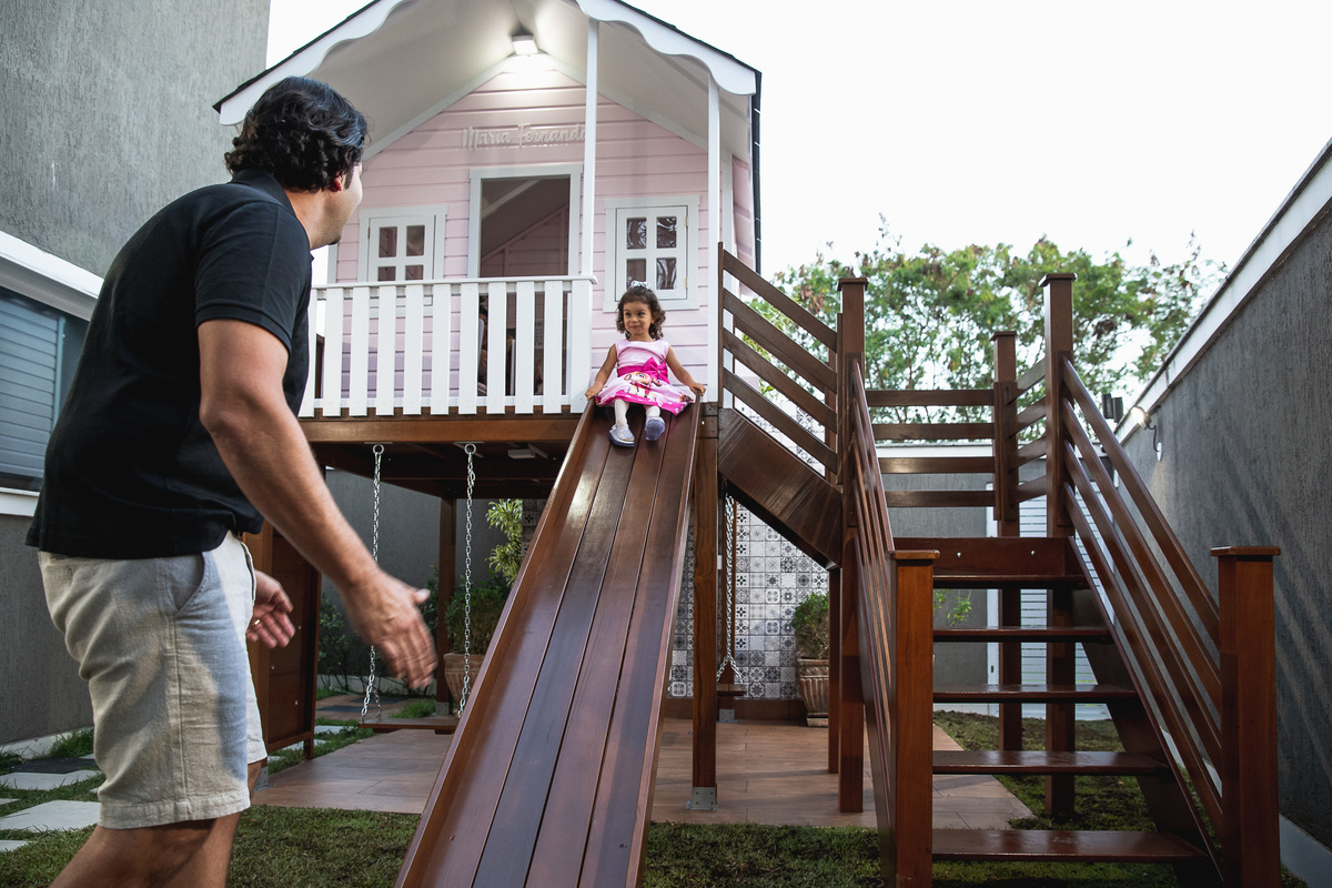 casa de bonecas tamanho real, brincando de escorrega, escorregador, casa de bonecas grande, pai e filha