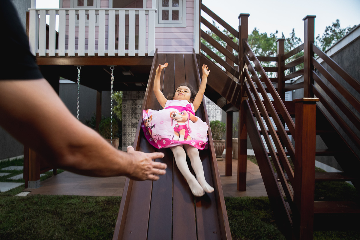 aniversariante com o vestido da patrulha canina descendo o escorrega