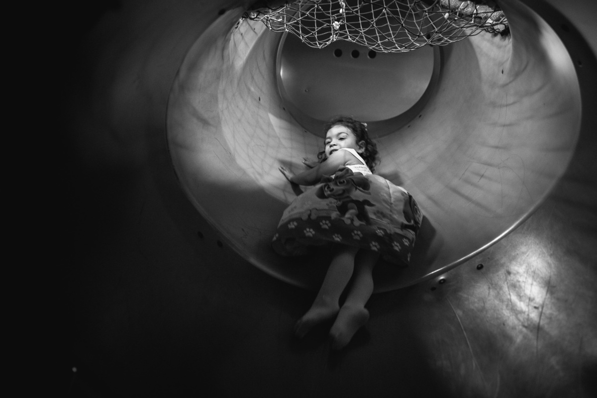 aniversariante com o vestido da patrulha canina descendo no escorrega fechado foto pb