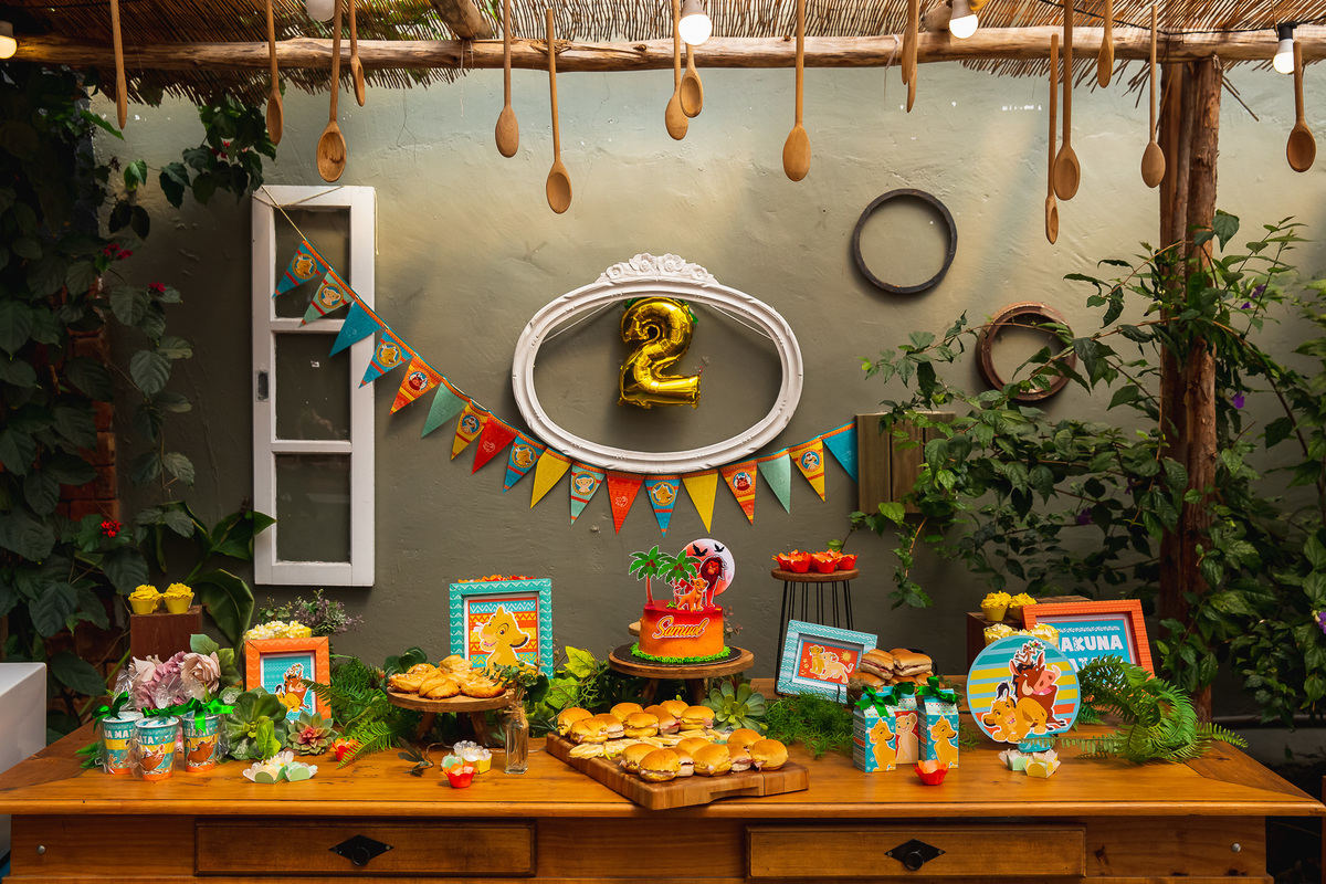 samuel 2 anos ; decoraçao com o tema rei leao ; mesa do bolo