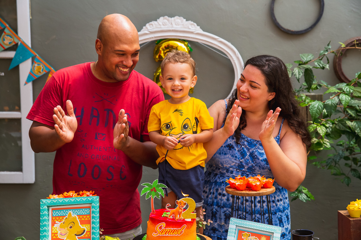 samuel 2 anos ; hora do parabens com a famailia ; sorrisos e palmas
