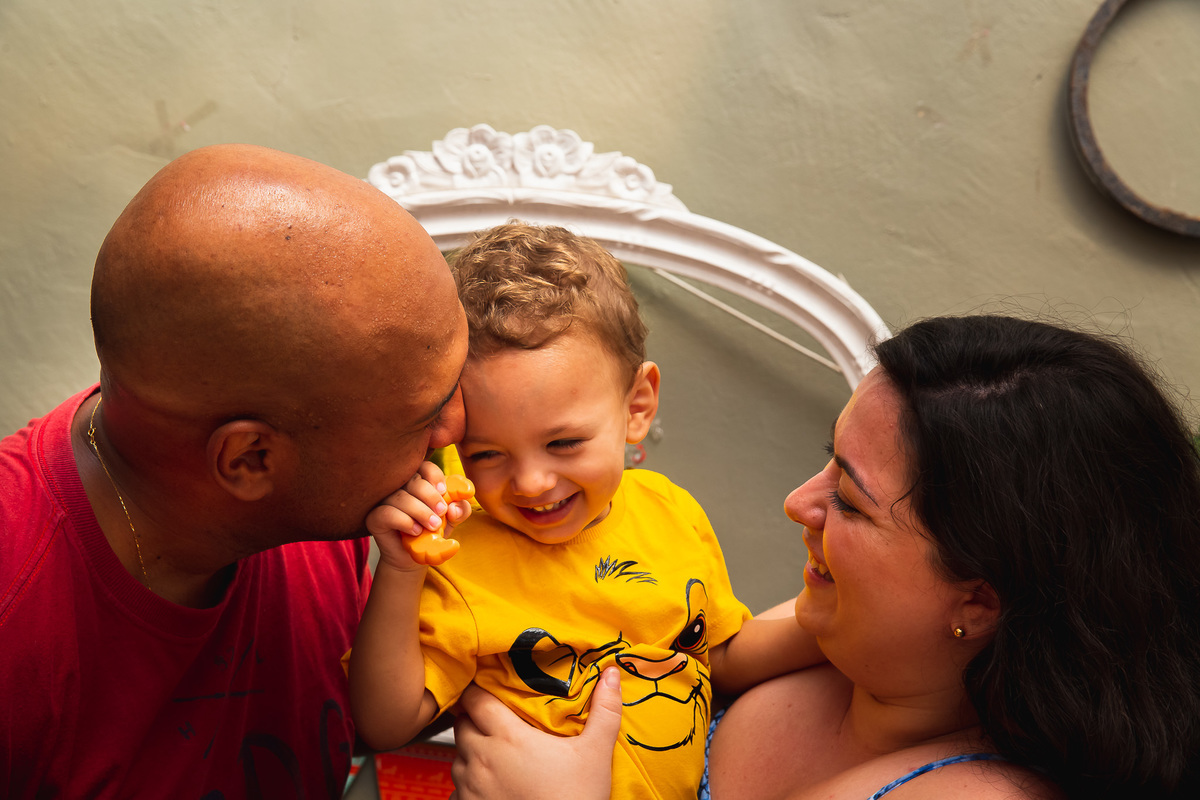 papai mamae e filho ; samuel 2 anos ; beijo ; simba