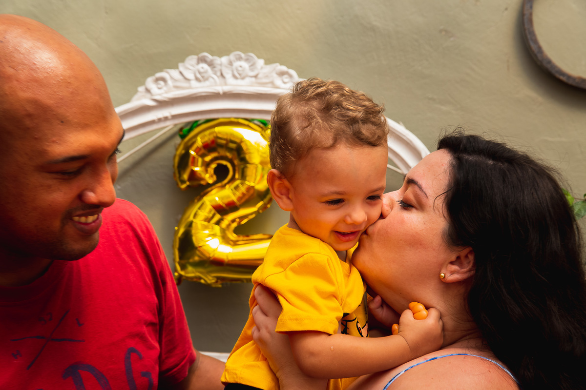 papai mamae e filho ; samuel 2 anos ; beijo ; simba