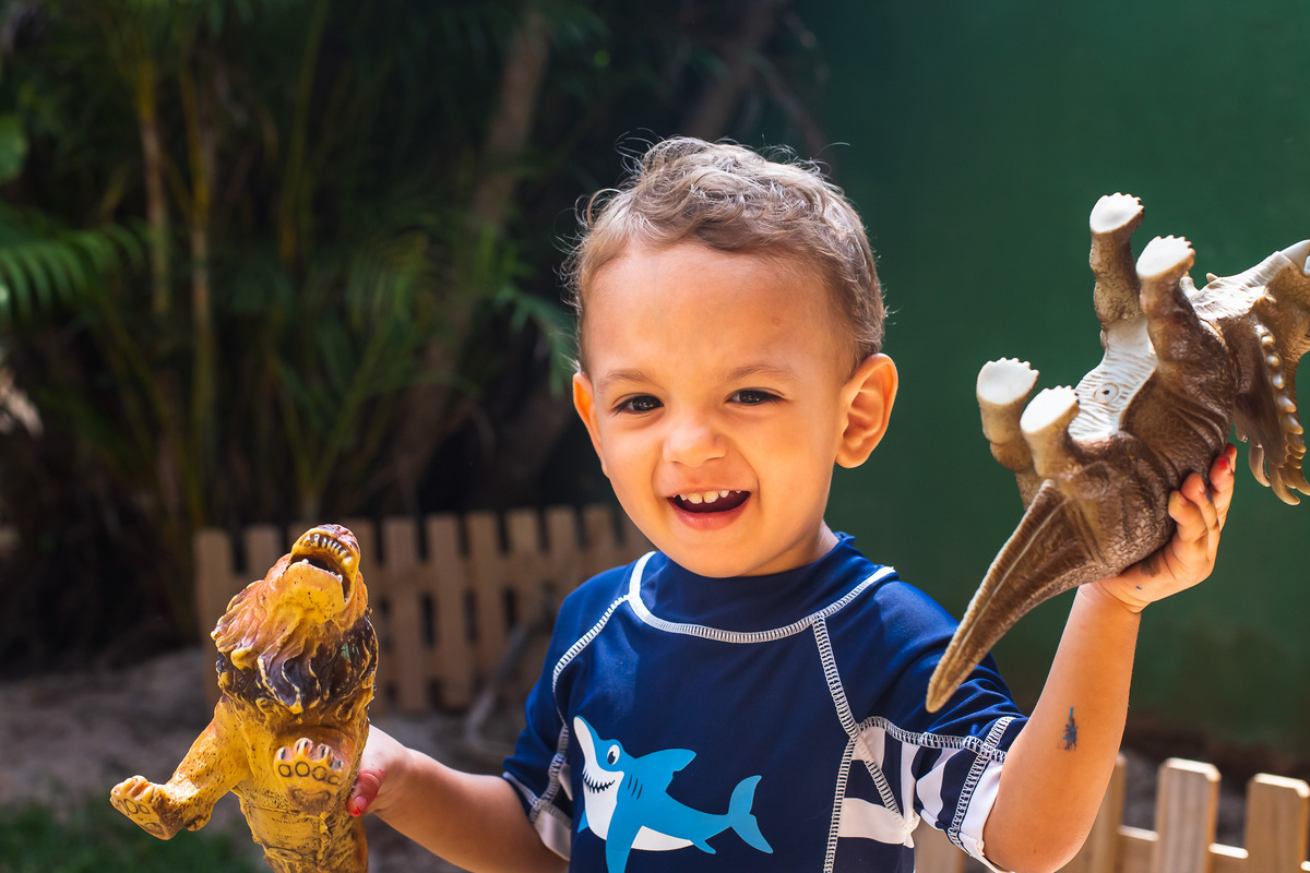 samuel 2 anos ; brincando com bonecos