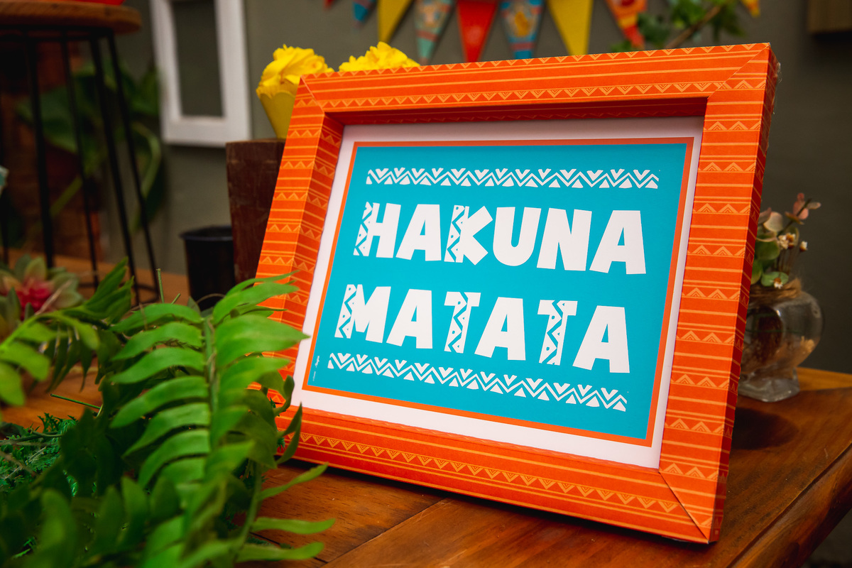 samuel 2 anos ; decoraçao com o tema rei leao placa hakuna matata