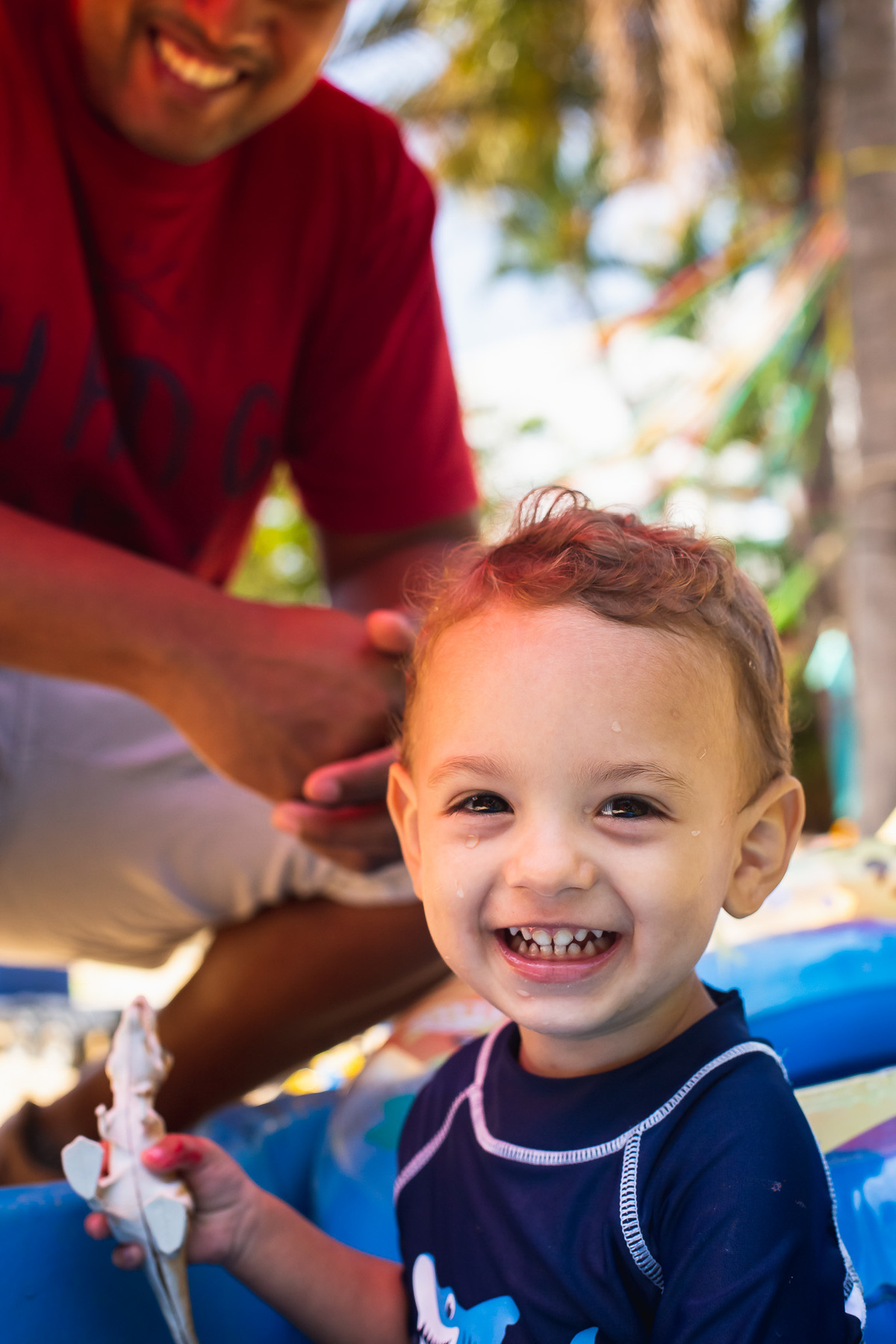 samuel 2 anos ; sorrindo na piscina