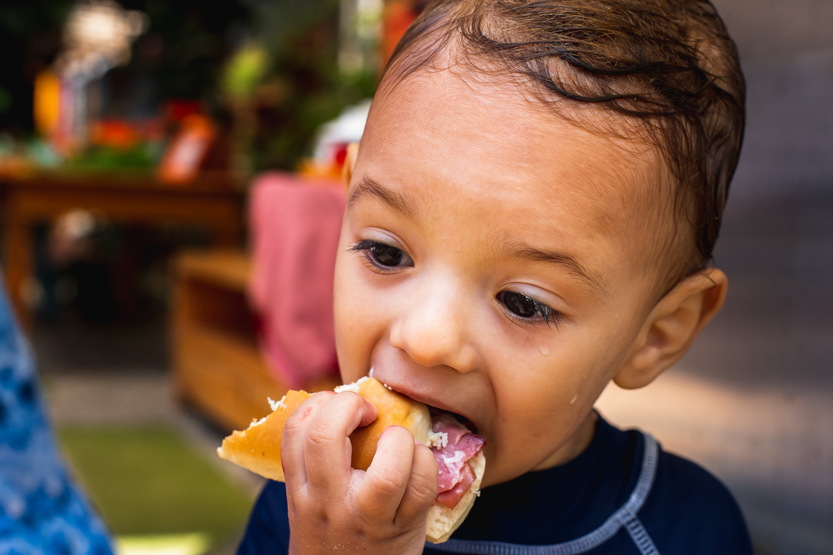 samuel 2 anos ; comendo um sanduiche 