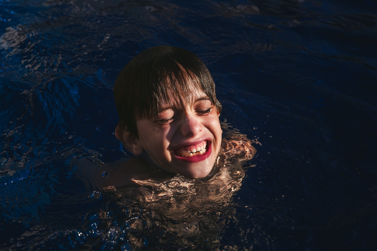 video documental de familia , familia porto kastrup , mansao itacoatiara , caio sorrindo na piscina 