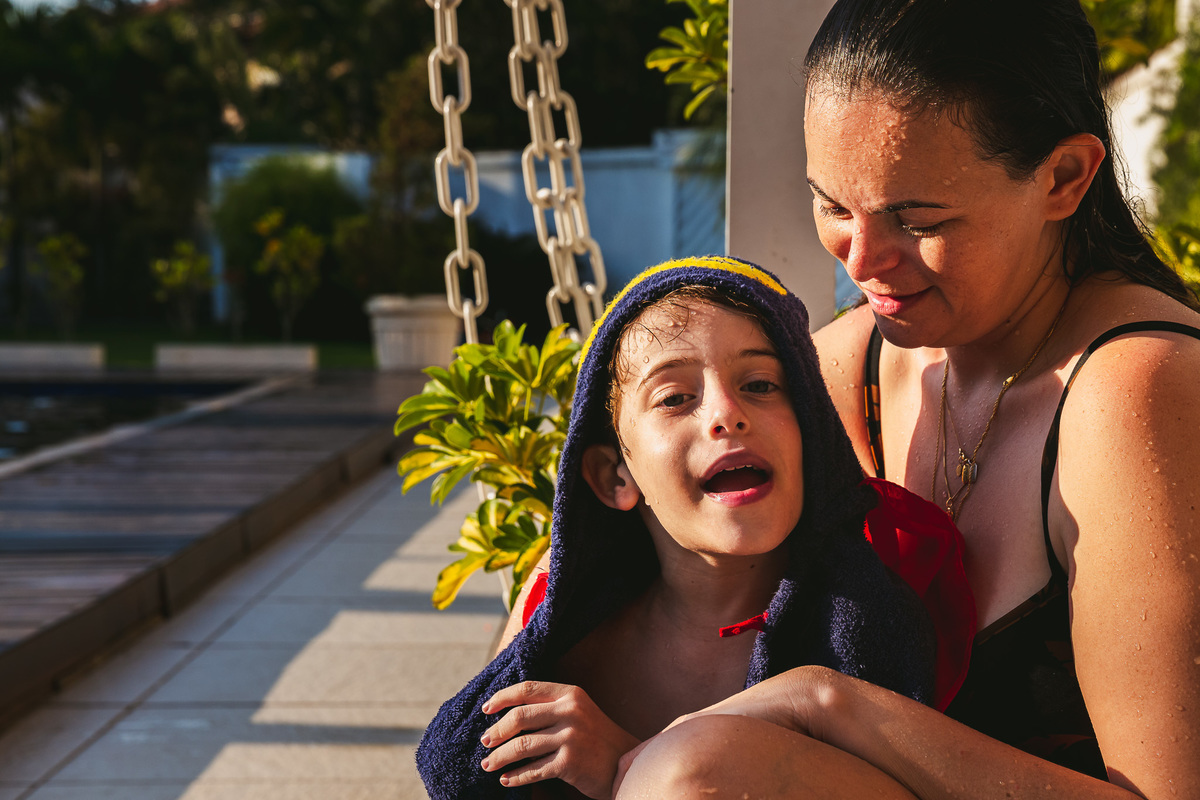 video documental de familia , familia porto kastrup , mansao itacoatiara , nath e caio abraçados na beira da piscina