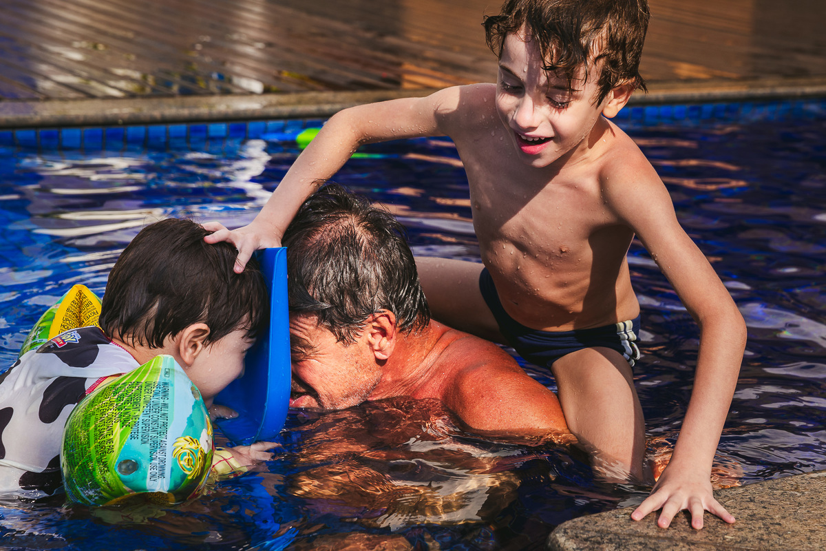 video documental de familia , familia porto kastrup , mansao itacoatiara , davi caio e vovo brincando na piscina
