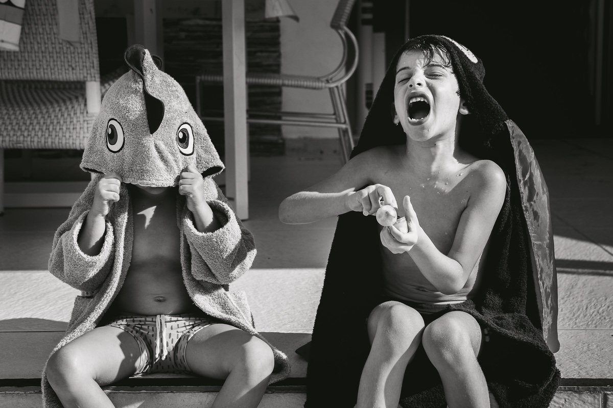 video documental de familia , familia porto kastrup , mansao itacoatiara , davi e caio de roupao na beira da piscina