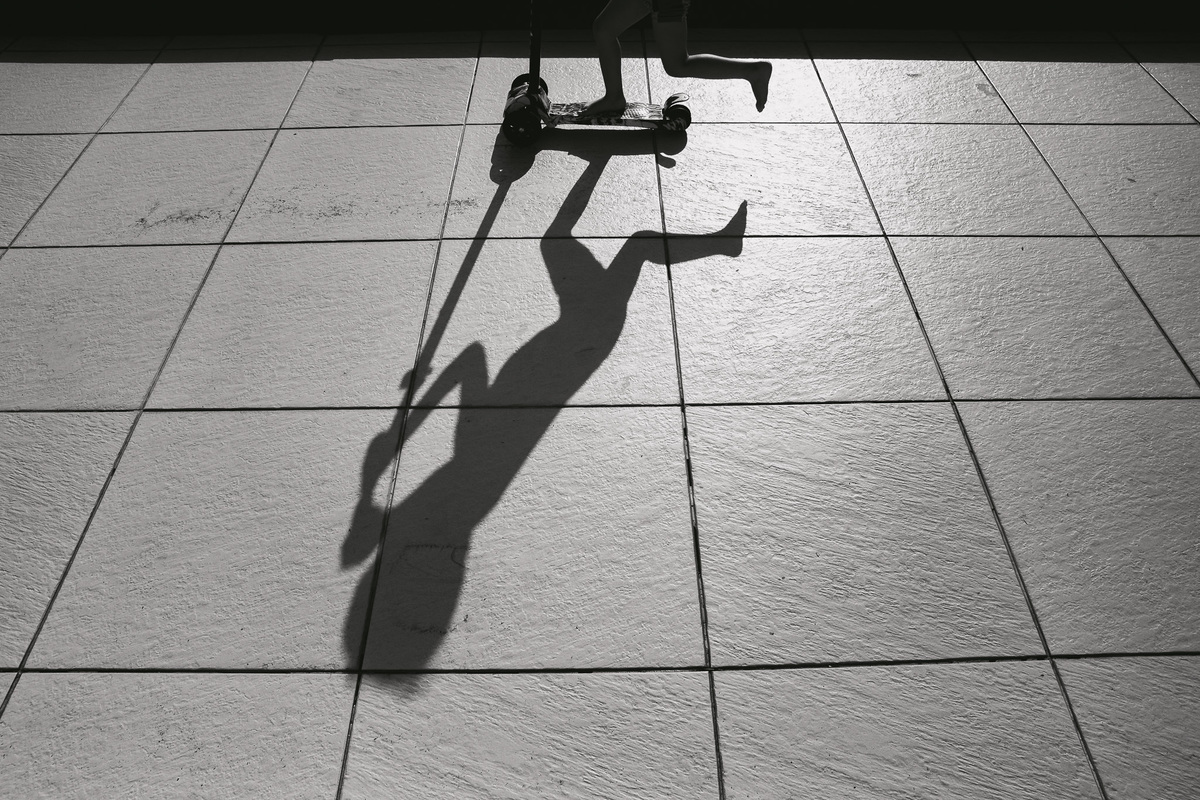 video documental de familia , familia porto kastrup , mansao itacoatiara , caio e davi andando de patinete