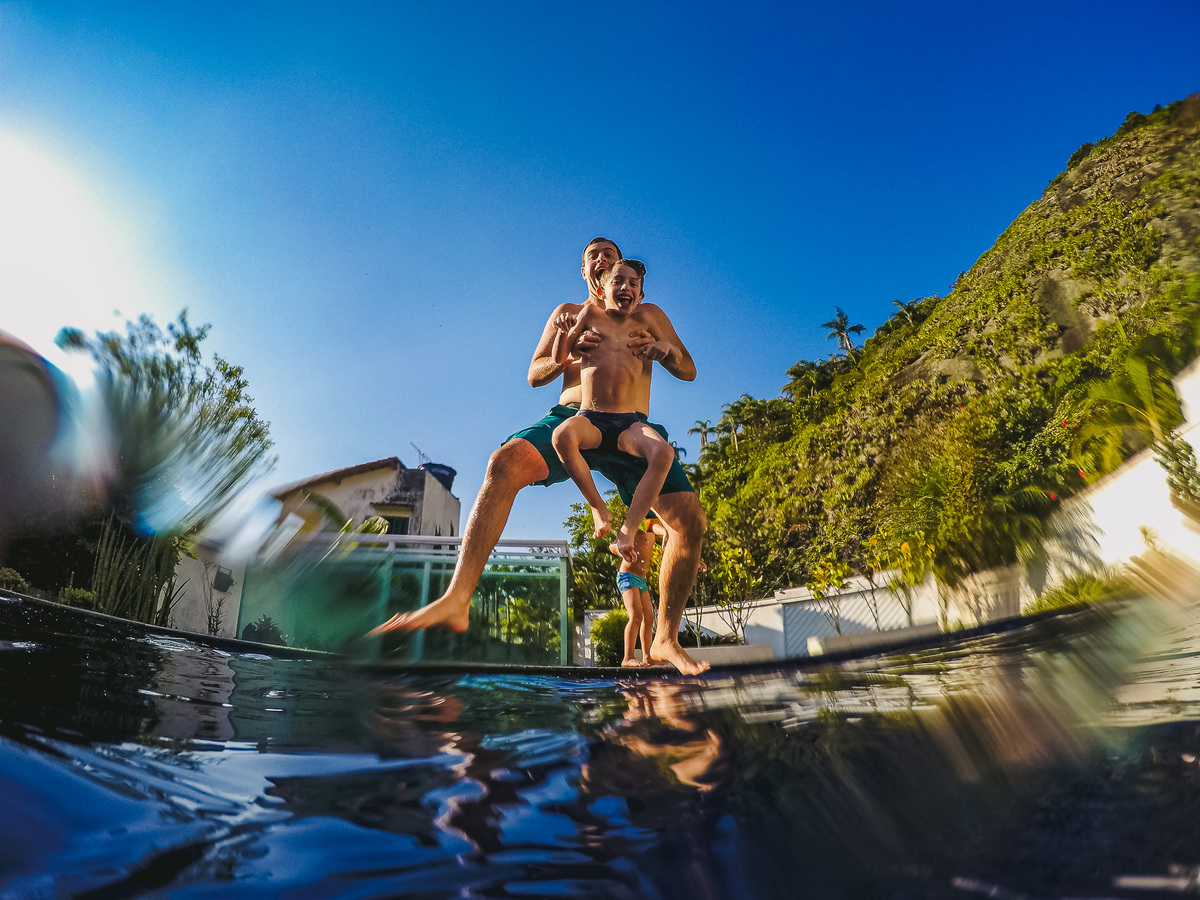 video documental de familia , familia porto kastrup , mansao itacoatiara , se jogando na piscina com a familia