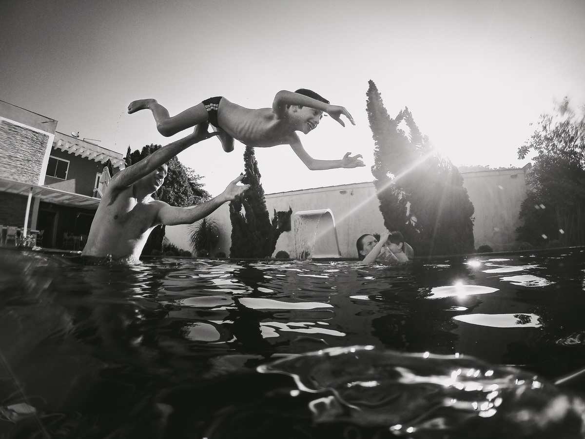 video documental de familia , familia porto kastrup , mansao itacoatiara , video documental de familia , familia porto kastrup , mansao itacoatiara , se jogando na piscina com a familia 