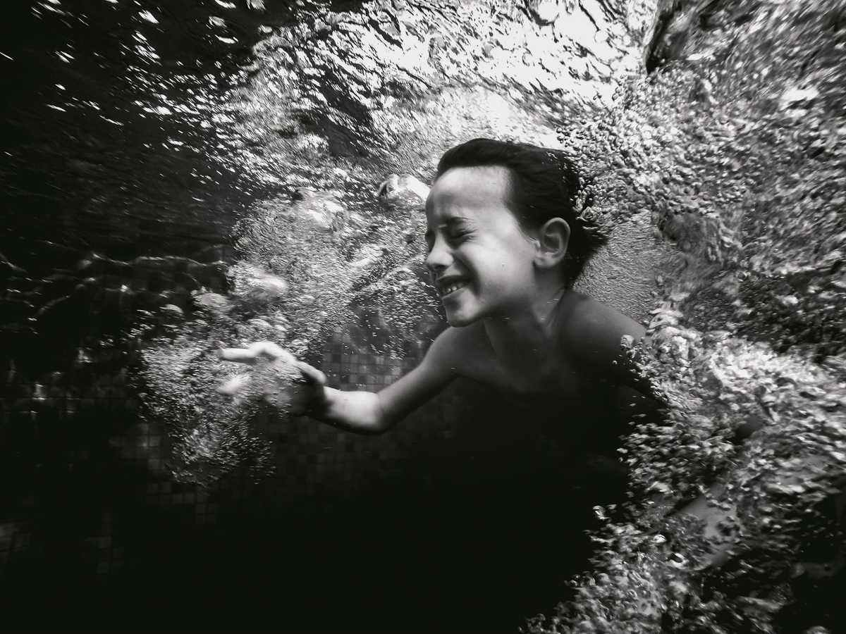 video documental de familia , familia porto kastrup , mansao itacoatiara , video documental de familia , familia porto kastrup , mansao itacoatiara , se jogando na piscina com a familia