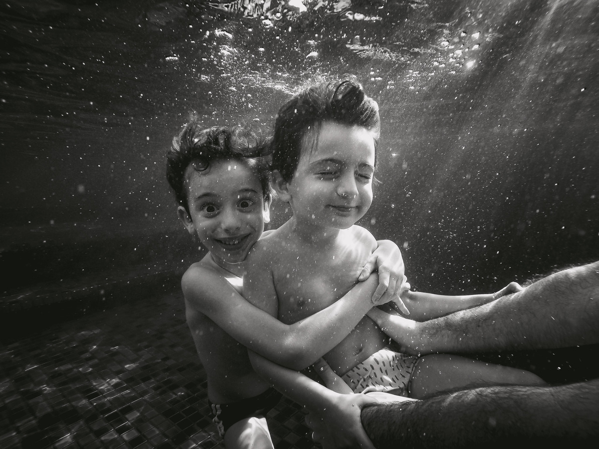 video documental de familia , familia porto kastrup , mansao itacoatiara , video documental de familia , familia porto kastrup , mansao itacoatiara , se jogando na piscina com a familia