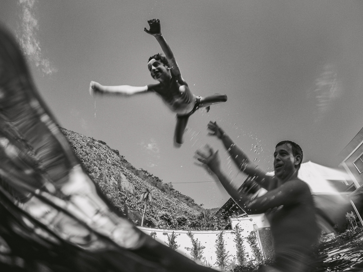 video documental de familia , familia porto kastrup , mansao itacoatiara , video documental de familia , familia porto kastrup , mansao itacoatiara , se jogando na piscina com a familia