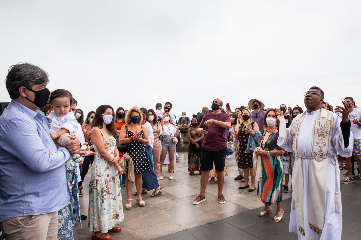 Batismo na parte externa do cristo redentor