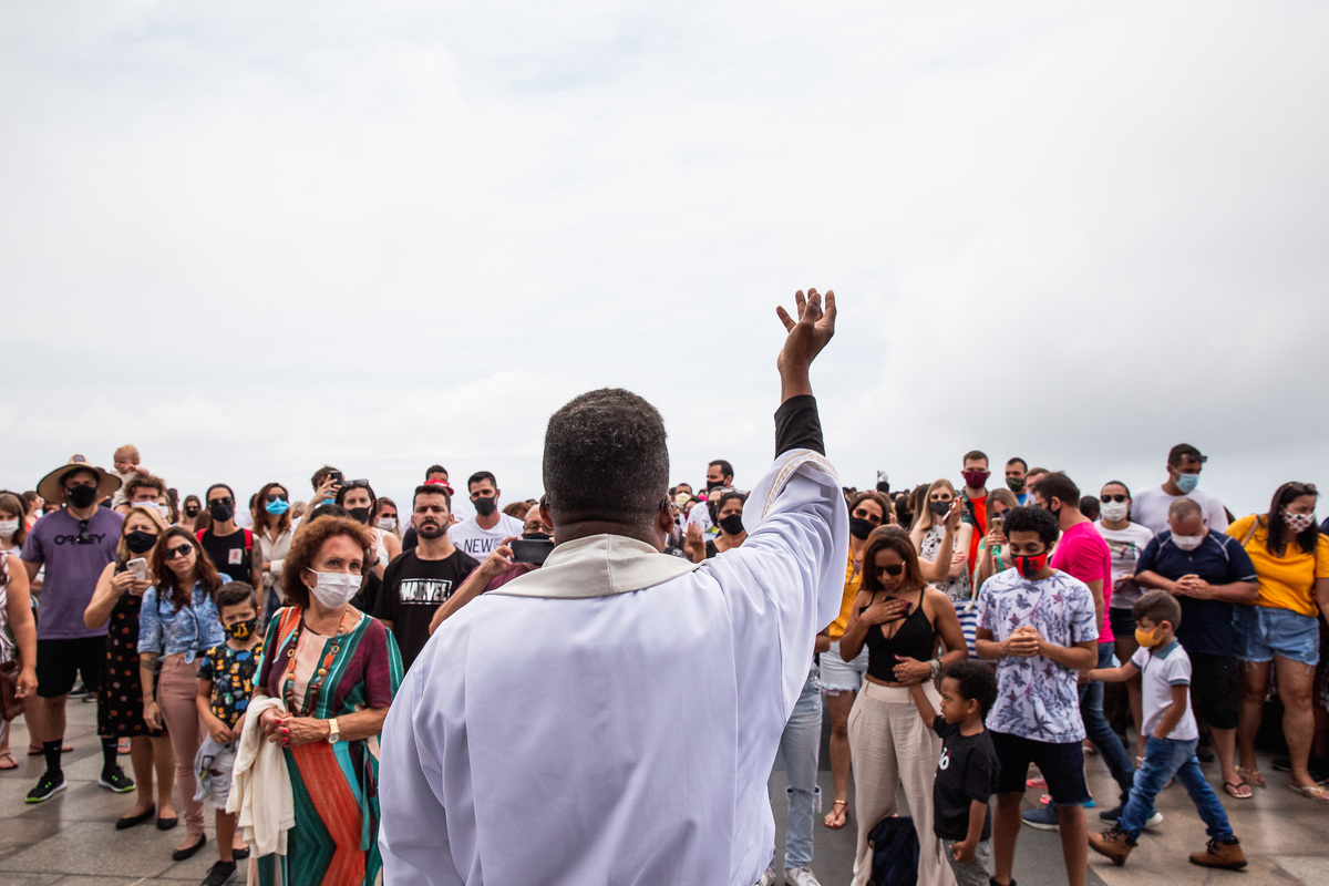 Batismo na parte externa do cristo redentor