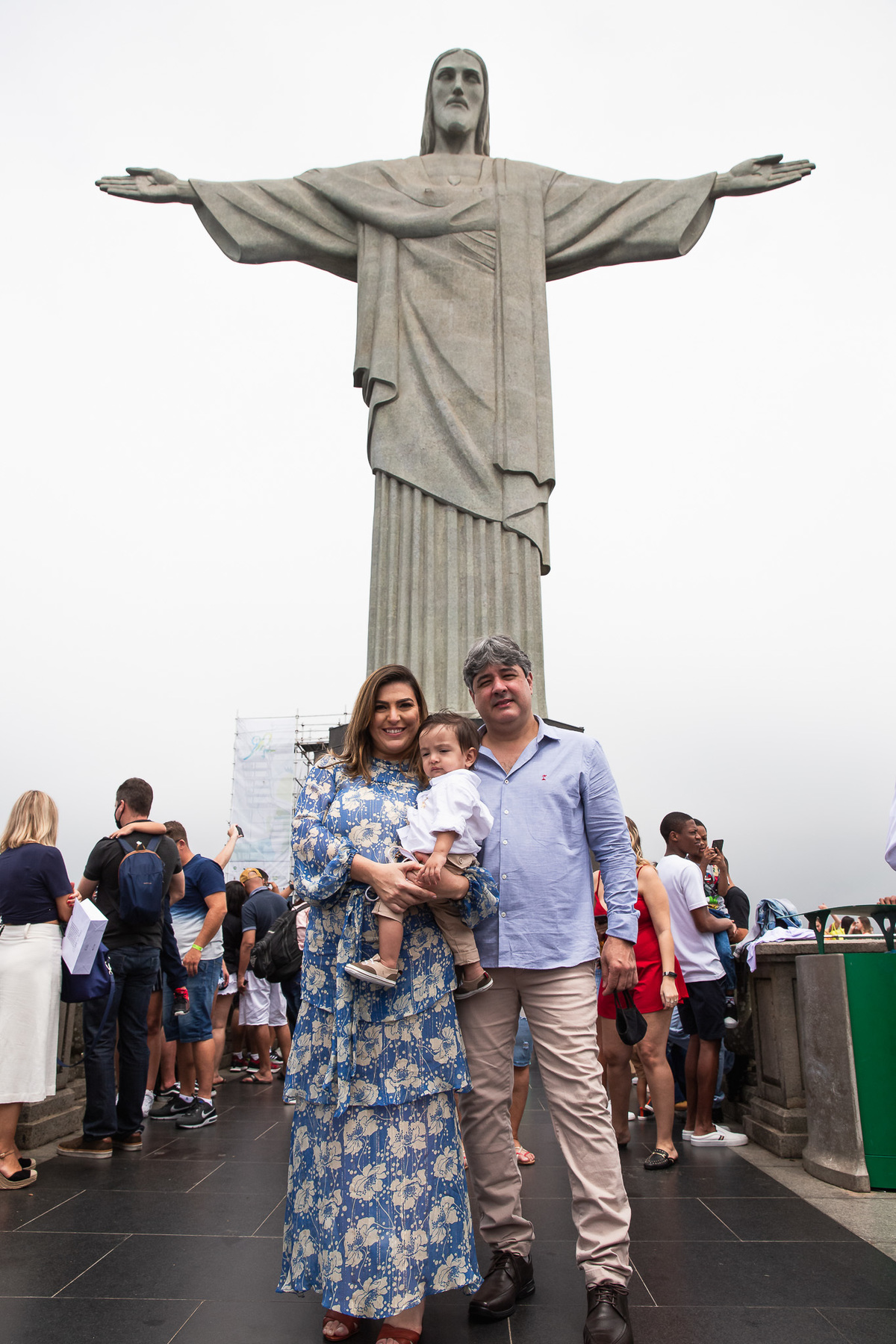 Cristo Redentor RJ tempo nublado com família para batizado