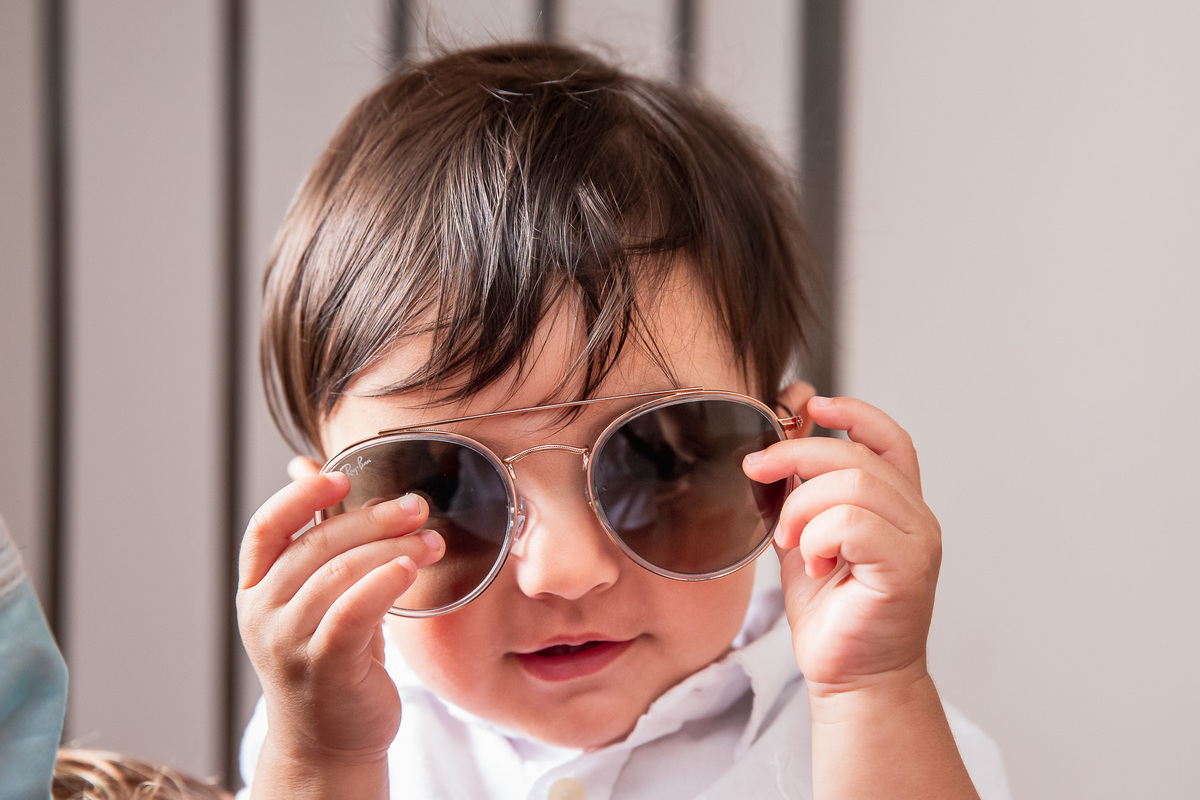 criança com óculos escuros
